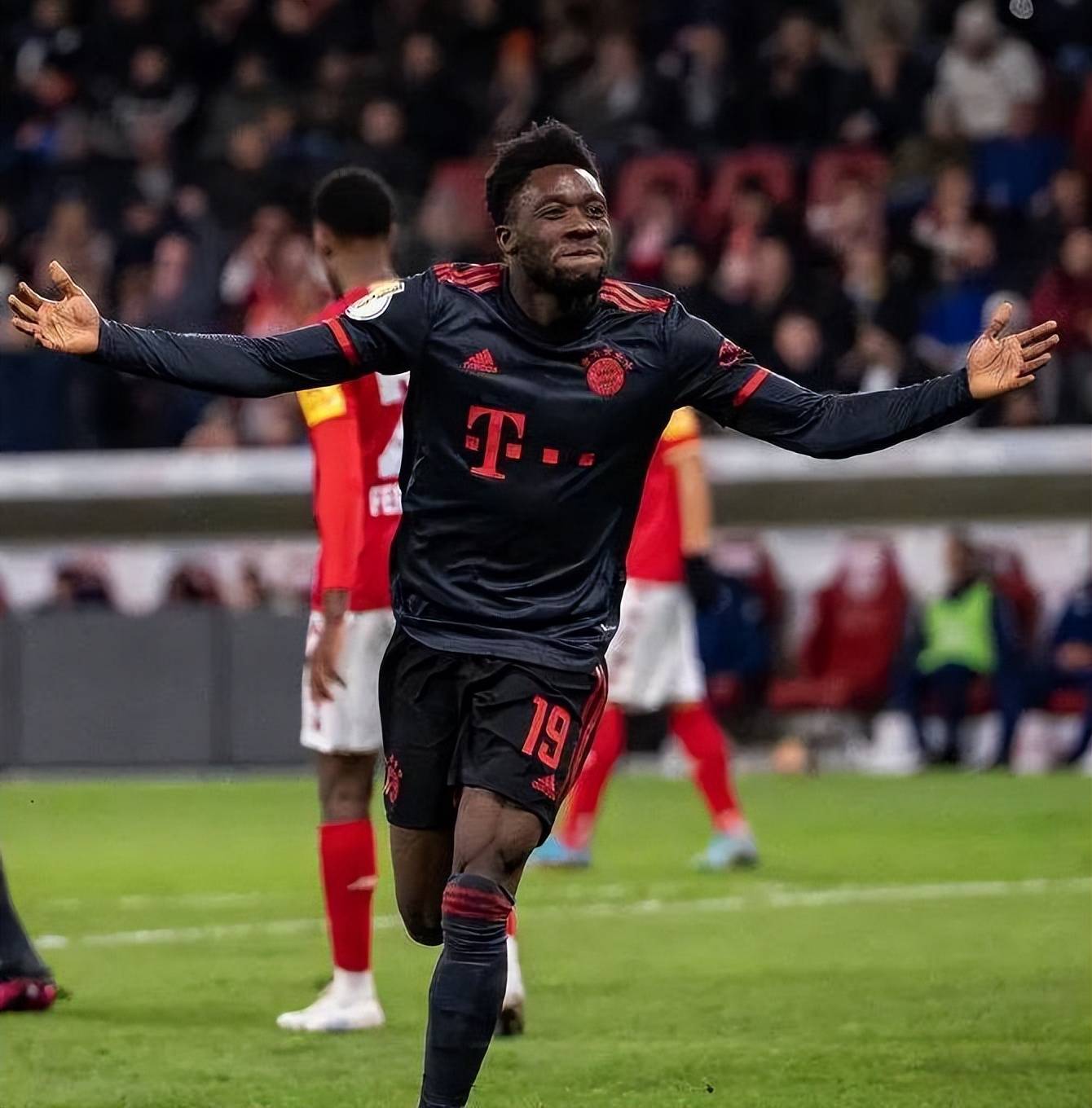 拜仁2-0沙尔克：慕尼黑豪门开门红