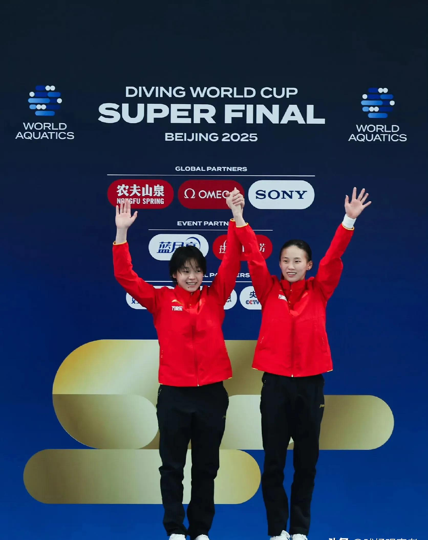 意大利女子跳水选手勇夺铜牌,绽放笑容 意大利女子跳水选手勇夺铜牌,绽放笑容