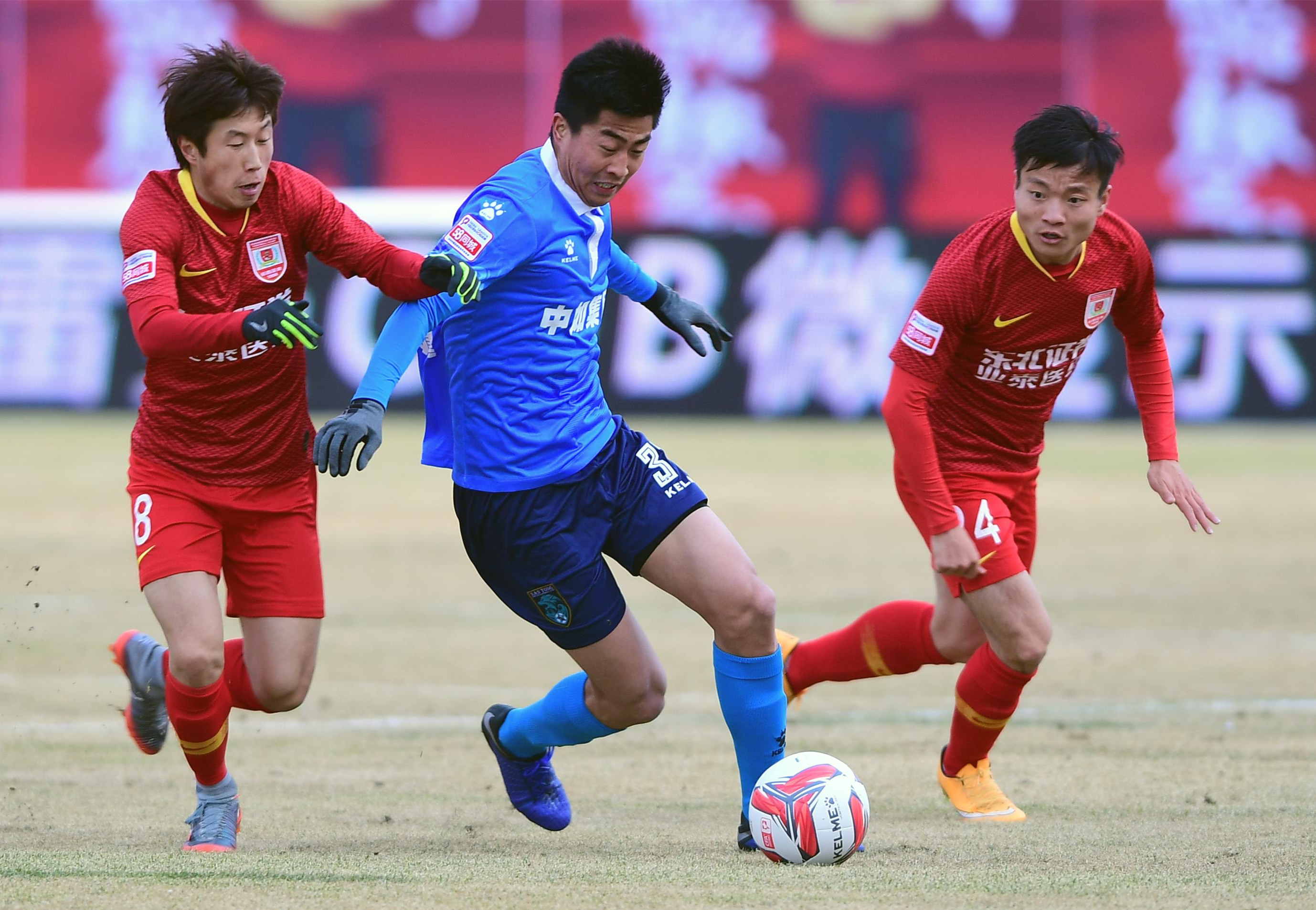 黄海球员全力拼搏，成功取得比赛胜利