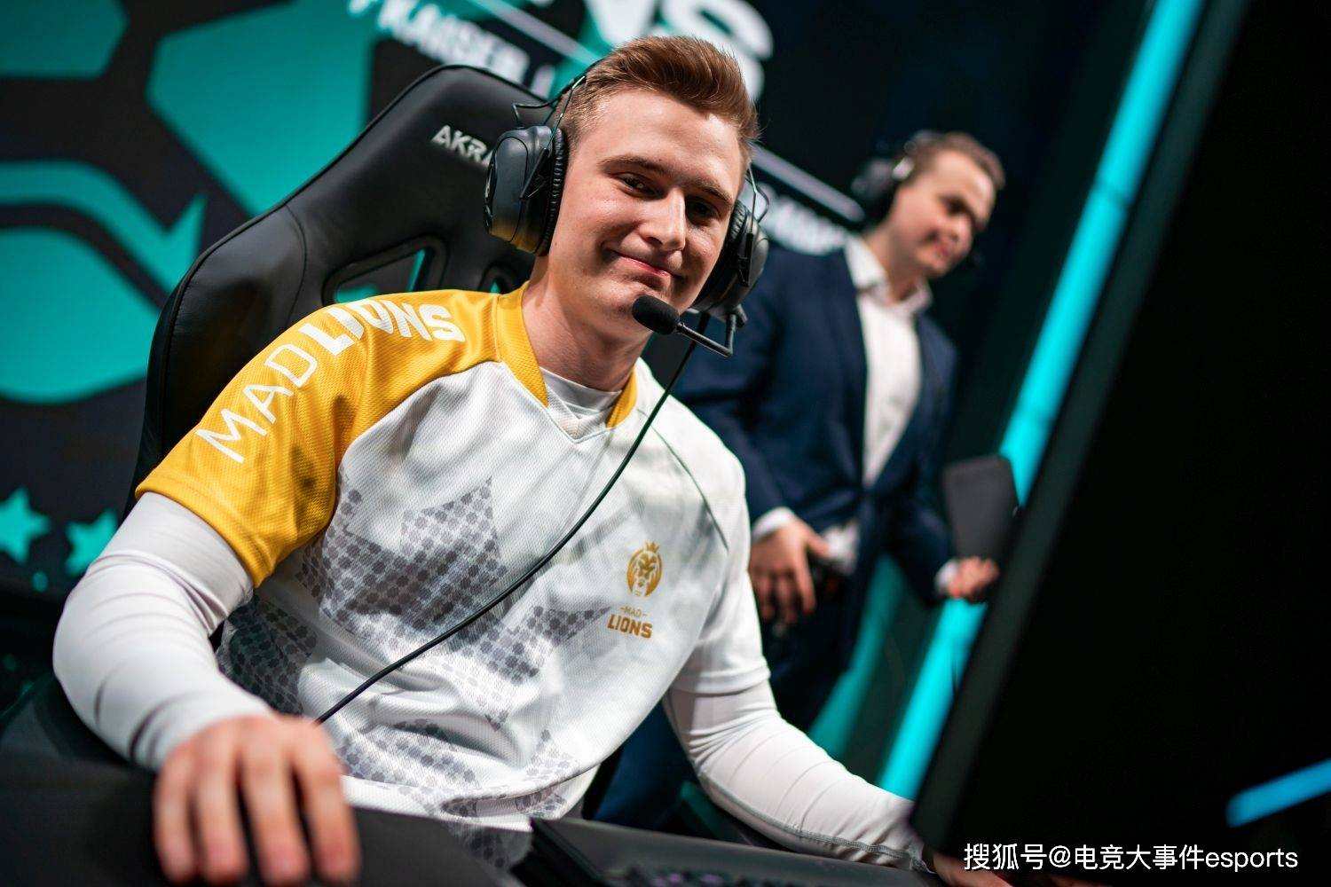 FNC轻取MAD，ShowMaker团战一打五激烈交锋四强赛，点燃全场激情的简单介绍