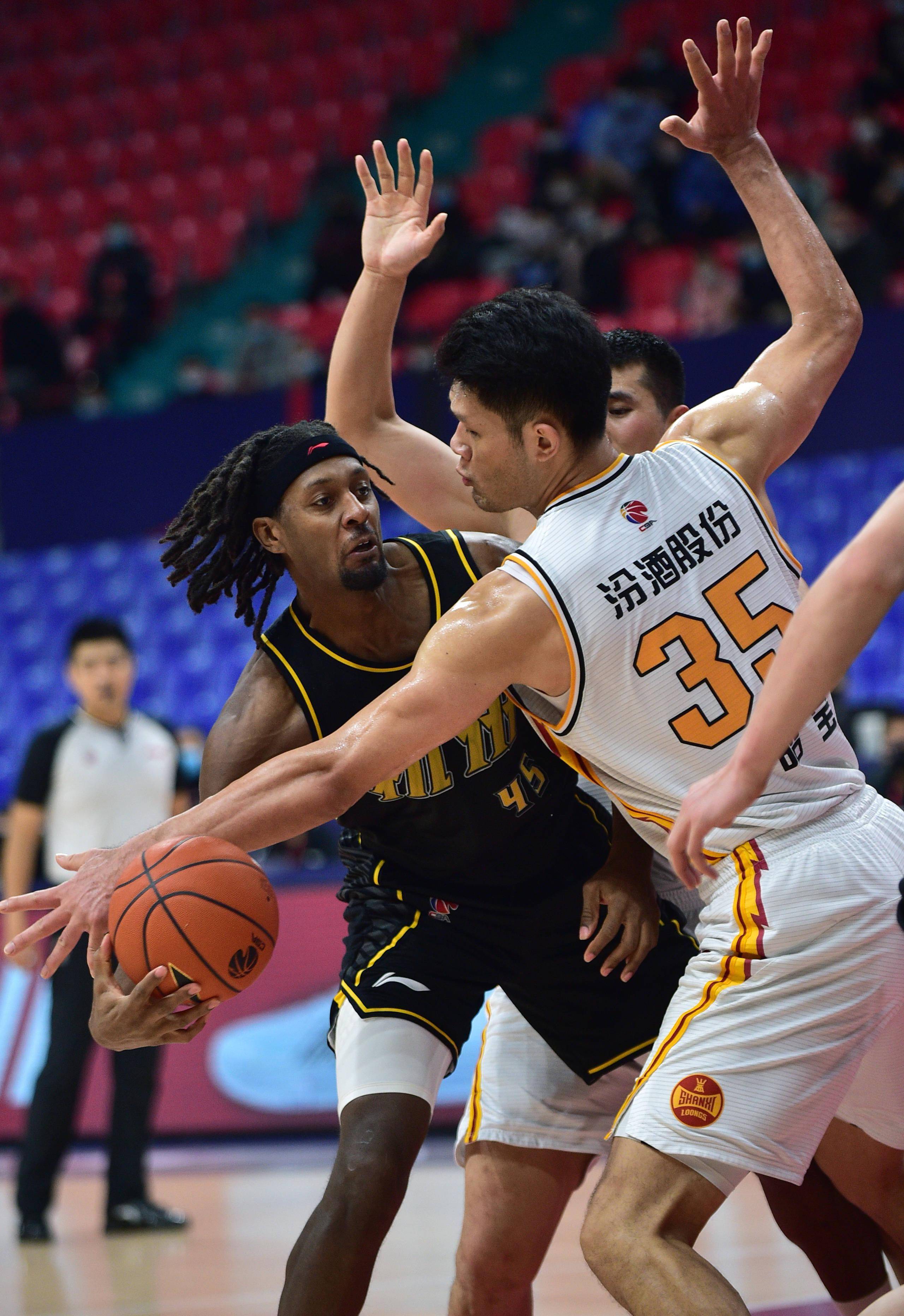 山西汾酒球员展现团队精神，逐渐崛起