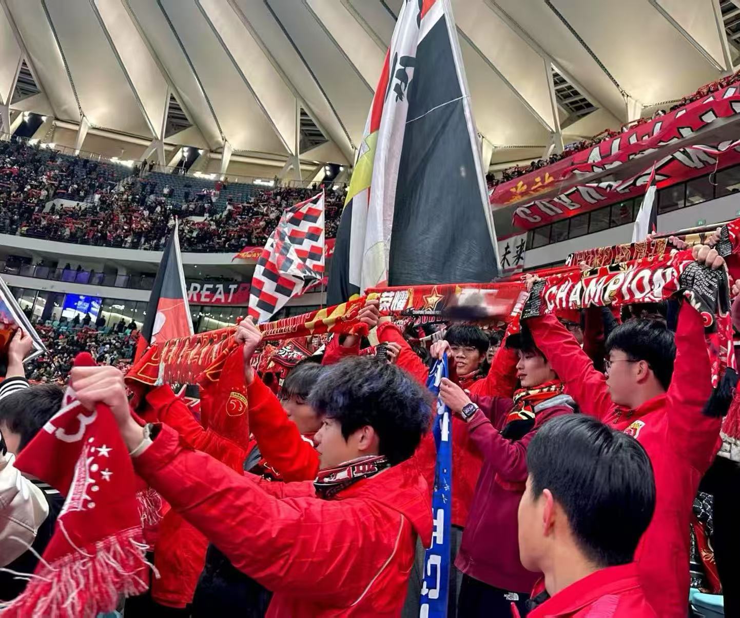 比赛中球员的精彩传球打动观众