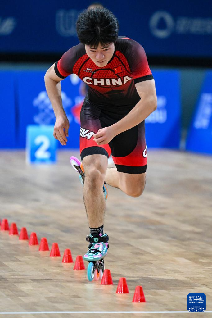 夺冠头衔：轮滑选手夺得冠军