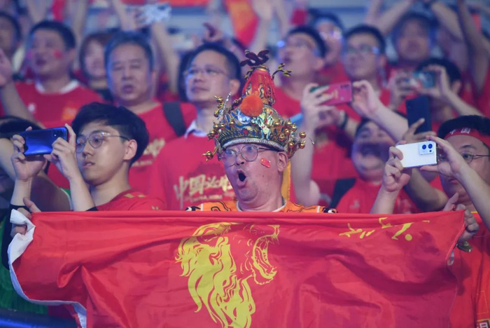 中国足球联赛球迷热情庆祝胜利
