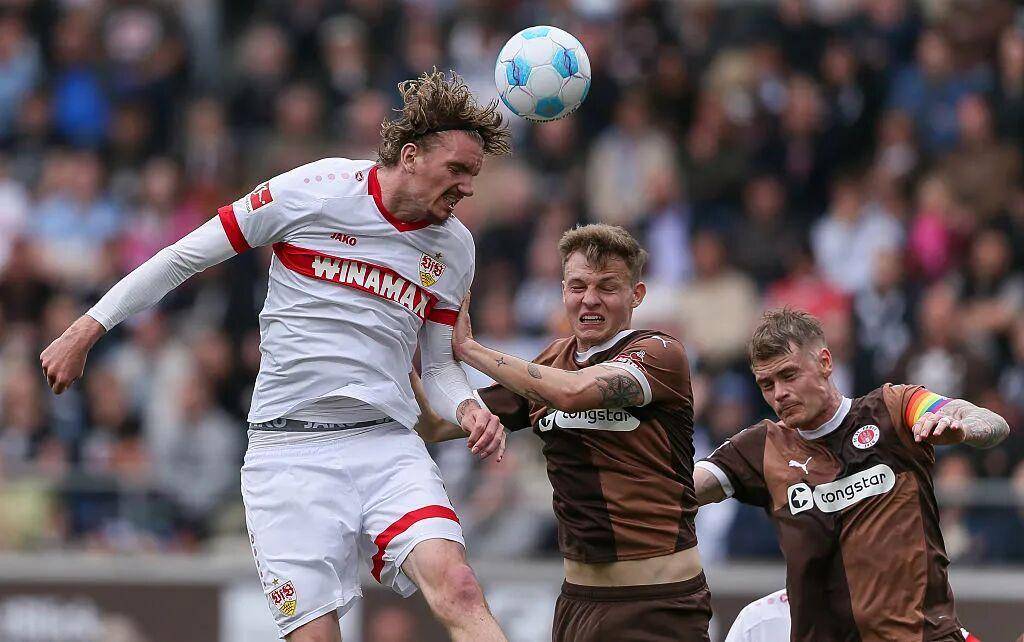 足球明星在西珲赛场上的亮眼表现