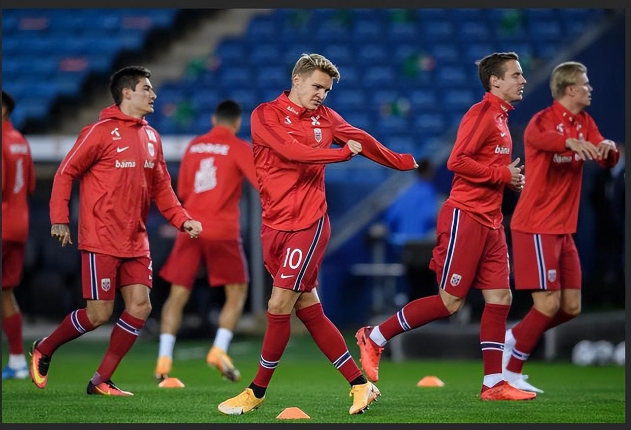 包含挪威女足奋力拼搏挪威足球队拼尽全力争取胜利的词条