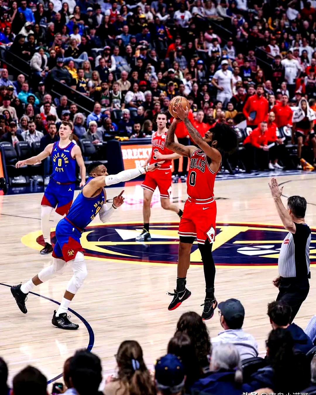 包含湖人B队险胜波兰男篮，凯尔·库兹马关键制胜的词条